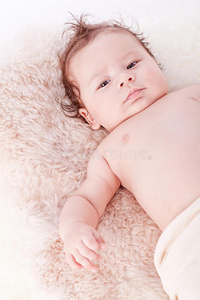 可爱的托德勒婴儿躺在毯子上