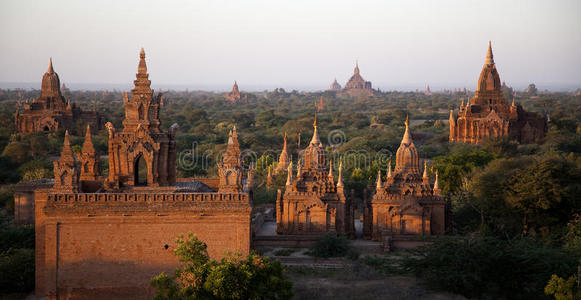 缅甸。日落时的佛塔