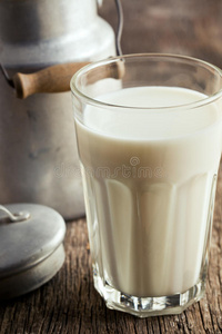 一杯牛奶放在旧木桌上