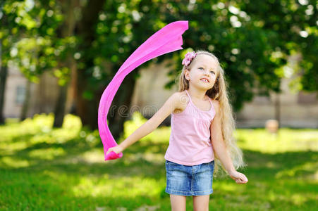 可爱的小女孩在公园里玩得很开心