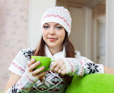 女孩在家里喝茶取暖