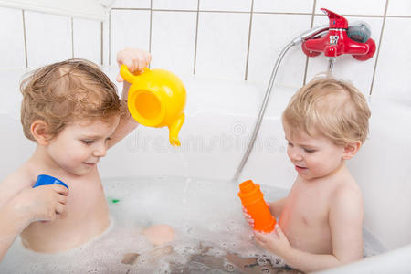 两个小男孩在浴缸里玩得很开心