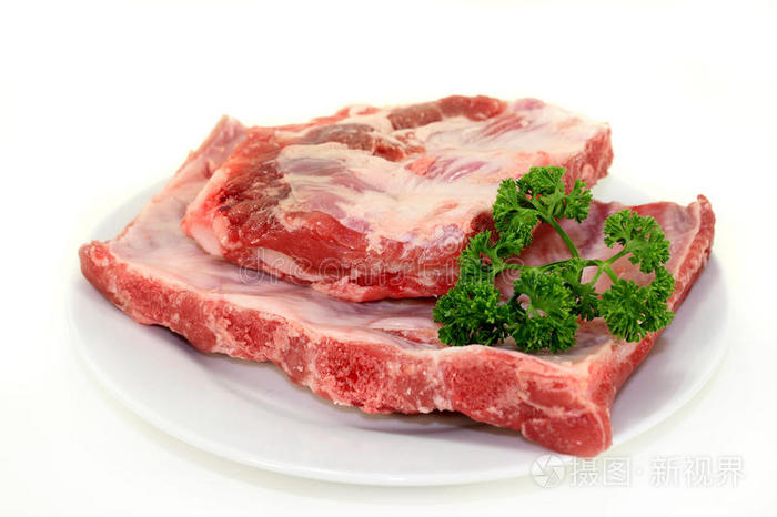 肉片生肉生牛肉片或肋眼牛排新鲜生猪肉排骨特写野猪鲜肉生牛肉片或肋