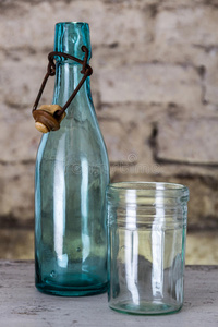 旧瓶子和玻璃杯