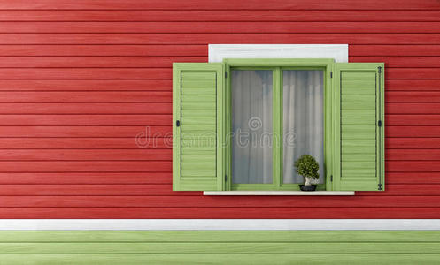 红木墙上的绿色窗户