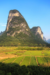 石灰岩山间的日出图片