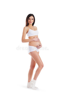 一个穿着内衣的年轻怀孕的黑发女人