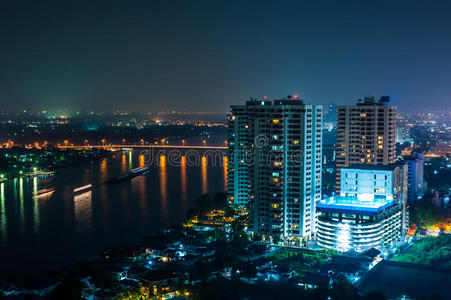 河流和桥梁夜景的城市景观图片