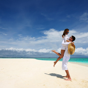 马尔代夫海滩上的情侣