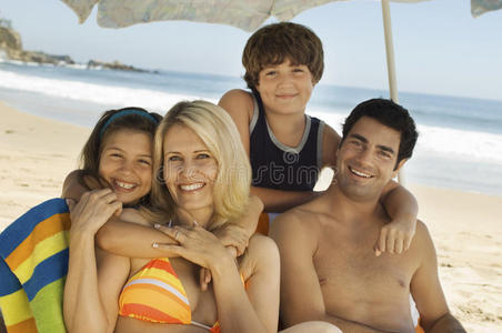 海滩度假的快乐家庭