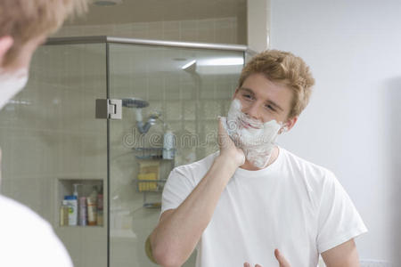 男人在浴室涂剃须膏