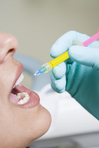 牙医给病人注射牙齿图片
