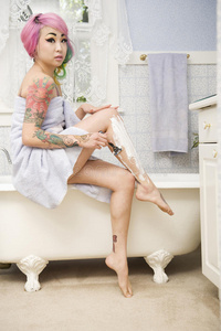 在浴缸边刮腿毛的女人图片