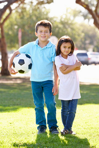 两个孩子一起踢足球