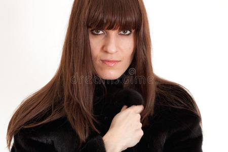 穿黑色毛皮大衣的年轻女子图片