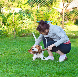 带着小猎犬犬的女人