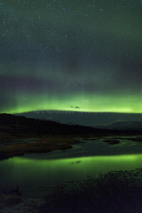 冰岛泻湖上空的北极光