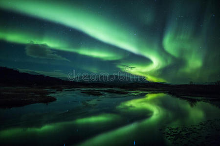冰岛泻湖上空的北极光