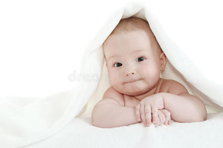 白色毯子下的婴儿