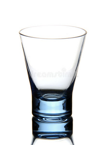 一个小玻璃杯。