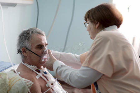 护士固定氧气面罩图片