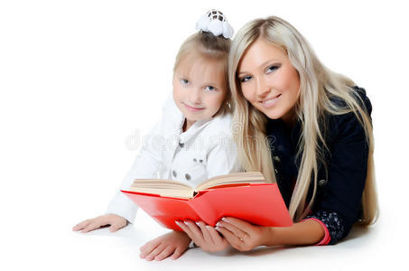 妈妈和女儿一起看书