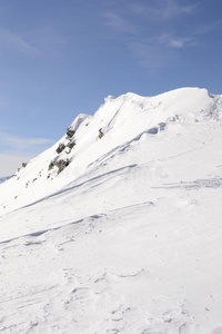 山脊上的雪飞檐图片