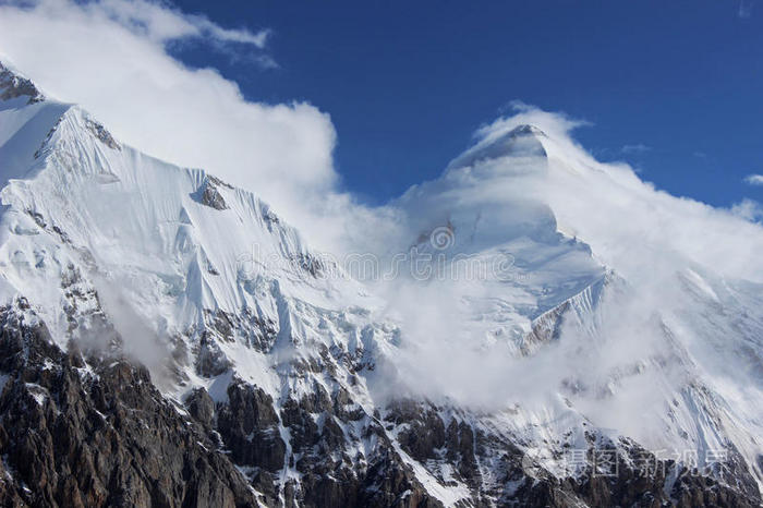 chokusu)7439小法特拉山的大山山景上的两个徒步旅行者吉尔吉斯斯坦