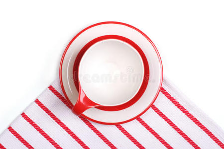条纹餐巾上的杯子和碟子