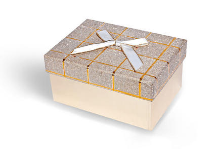 米色礼品盒，金色丝带和白色蝴蝶结隔离器