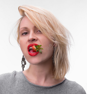 一个喜欢吃草莓的女人的画像图片