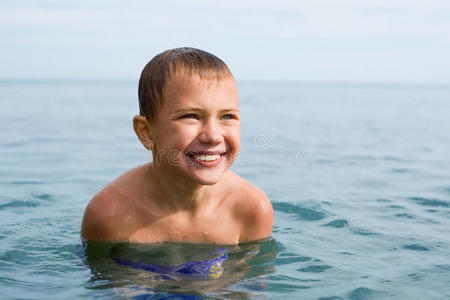 男孩在海里游泳。