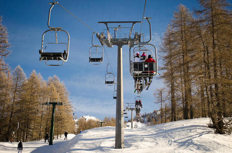 晴天的空中升降机升降椅和滑雪