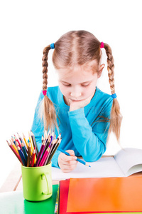 可爱的小女孩用彩色铅笔在素描本上画画