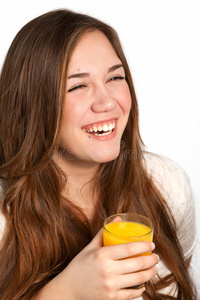 美丽的女孩拿着一杯果汁，带着孤独的微笑