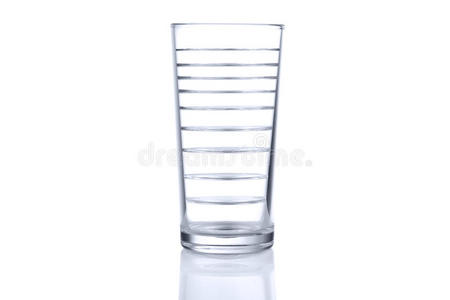 有很多水的玻璃杯。倍增图像