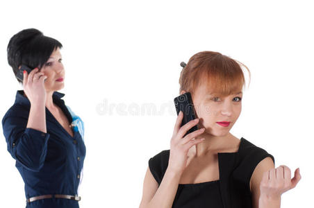 两个女人用手机聊天，面带微笑