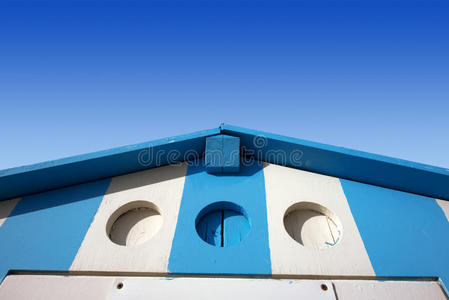 蓝白色沙滩小屋图片
