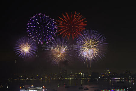 塔伊拉芭堤雅海滩的夜景和焰火之美