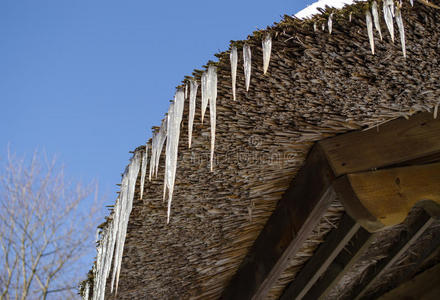 小冰柱复古稻草屋顶背景蓝天