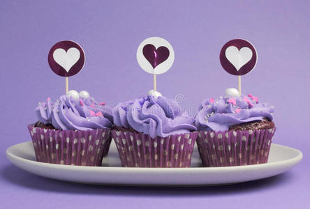 紫红色装饰纸杯蛋糕