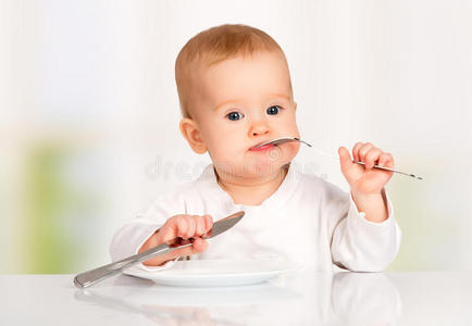 用刀叉吃东西的有趣宝宝
