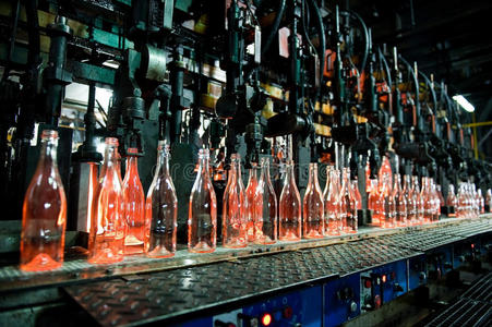 瓶厂，一排玻璃瓶