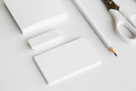 空白的文具和设置在白色背景上的企业形象。对于设计演示文稿的模板。品牌的模拟