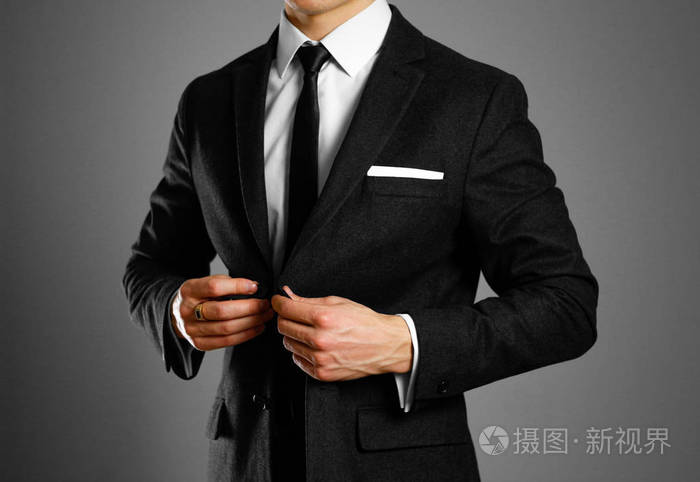商人穿着黑色西装白衬衫和领带工作室射击