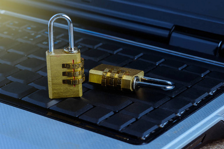 计算机键盘上有密码的金属安全锁