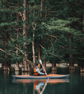 男子皮艇在湖上的夏天