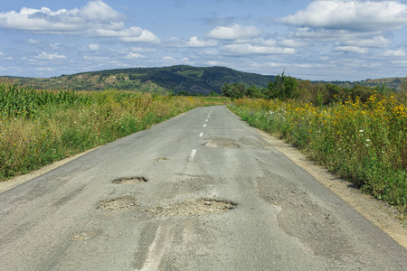 大孔裂纹在沥青中，道路视图