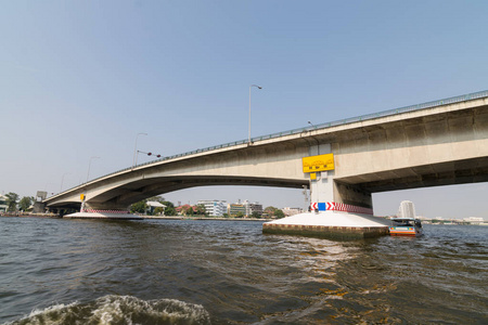在湄南河上桥下的船旅行