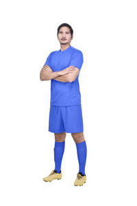 年轻的亚洲足球运动员与蓝色球衣站立摆在白色背景被隔绝